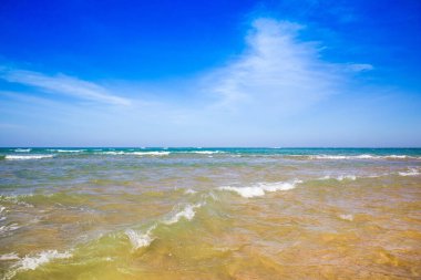 Tayland 'ın Phuket adasında kumlu bir plajı olan Hint Okyanusu' nun güzel manzarası.