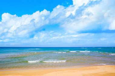 Tayland 'ın Phuket adasında kumlu bir plajı olan Hint Okyanusu' nun güzel manzarası.