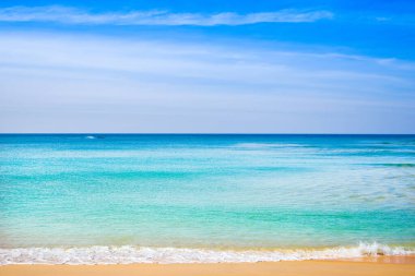 Tayland 'ın Phuket adasında kumlu bir plajı olan Hint Okyanusu' nun güzel manzarası.