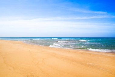 Tayland 'ın Phuket adasında kumlu bir plajı olan Hint Okyanusu' nun güzel manzarası.
