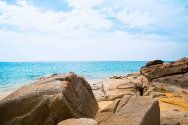 Tayland 'ın Phuket adasında kayalık bir plajı olan Hint Okyanusu' nun güzel manzarası.
