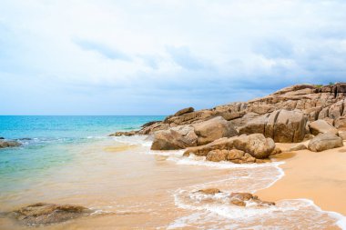 Tayland 'ın Phuket adasında kayalık bir plajı olan Hint Okyanusu' nun güzel manzarası.