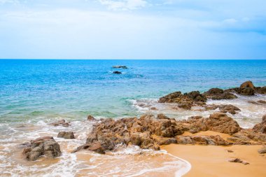 Tayland 'ın Phuket adasında kayalık bir plajı olan Hint Okyanusu' nun güzel manzarası.