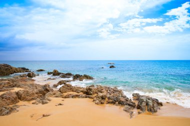 Tayland 'ın Phuket adasında kumlu bir plajı olan Hint Okyanusu' nun güzel gün batımı manzarası