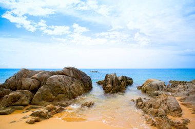 Tayland 'ın Phuket adasında kayalık bir plajı olan Hint Okyanusu' nun güzel manzarası.