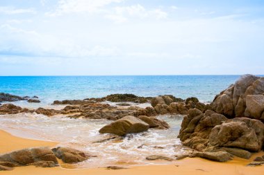 Tayland 'ın Phuket adasında kumlu bir plajı olan Hint Okyanusu' nun güzel manzarası.