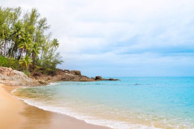 Tayland 'ın Phuket adasında kayalık bir plajı olan Hint Okyanusu' nun güzel manzarası.
