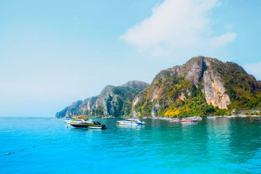 Krabi, Tayland - 23 Nisan 2023 Hint Okyanusu kıyısında Phi Phi adasında kumlu bir sahil manzarası 