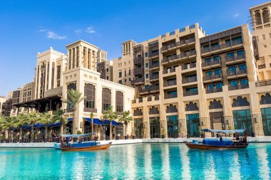 Dubai, Birleşik Arap Emirlikleri - 08 Ocak 2023: Arap tarzı binaları olan en ünlü tatil beldesi Madinat Jumeirah 'daki lüks otel
