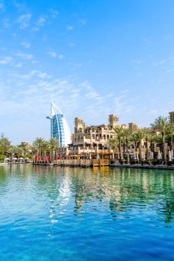 Dubai, Birleşik Arap Emirlikleri - 08 Ocak 2023: Arap tarzı binaları olan en ünlü tatil beldesi Madinat Jumeirah 'daki lüks otel