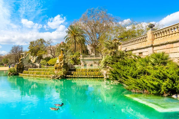 Barcelona, İspanya - 26 Mart 2023 Cascada Çeşmesi Ciutadella Çeşmesi