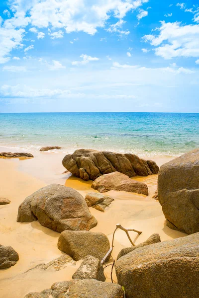 Tayland 'ın Phuket adasında kayalık bir plajı olan Hint Okyanusu' nun güzel manzarası.