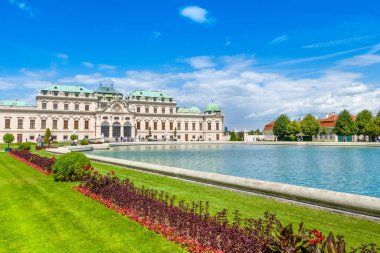Viyana, Avusturya - 8 Ağustos 2023: Güzel park ve çeşmeli Yukarı Belvedere Sarayı manzarası