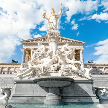 Viyana, Avusturya - 4 Ekim 2023: Avusturya Parlamentosu binası önündeki Pallas Athene Çeşmesinin heykellerinin ayrıntılı görünümü 