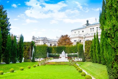 Viyana, Avusturya - 4 Ekim 2023: Avusturya İmparatoriçesi Elisabeth Anıtı manzaralı Volksgarten sonbahar manzarası