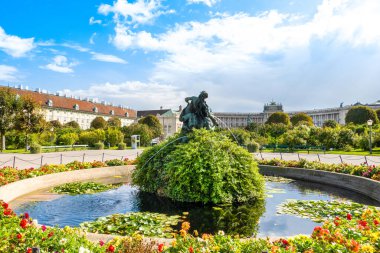 Viyana, Avusturya - 4 Ekim 2023: Habsburg Hanedanı 'nın Hofburg İmparatorluk Sarayı' nın önündeki antik mermer çeşme manzaralı Volksgarten 'in sonbahar manzarası