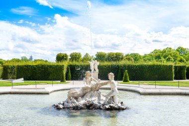 Viyana, Avusturya - 8 Ağustos 2023: Yukarı Belvedere Sarayı yakınlarındaki güzel park ve çeşme 