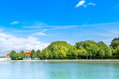 Viyana, Avusturya - 8 Ağustos 2023: Yukarı Belvedere Sarayı yakınlarındaki güzel park ve çeşmenin manzarası 