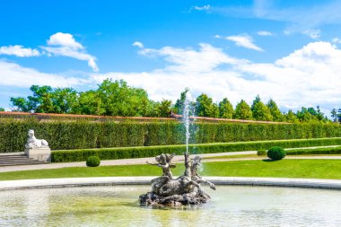 Viyana, Avusturya - 8 Ağustos 2023: Güzel park ve çeşmeli Belvedere Bahçeleri manzarası