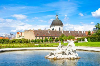 Viyana, Avusturya - 8 Ağustos 2023: Güzel park ve çeşmeli Belvedere Bahçeleri manzarası