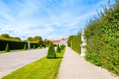 Viyana, Avusturya - 8 Ağustos 2023: Güzel park ve çeşmeli Aşağı Belvedere Sarayı manzarası