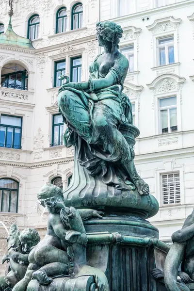 Viyana, Avusturya - 4 Ekim 2023: Viyana şehir merkezindeki Donnerbrunnen çeşmesinin ayrıntılı bir manzarası
