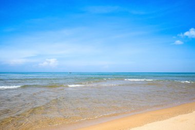 Tayland 'ın Phuket adasında kumlu bir plajı olan Hint Okyanusu' nun güzel manzarası.