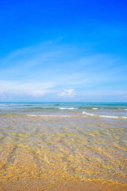 Tayland 'ın Phuket adasında kumlu bir plajı olan Hint Okyanusu' nun güzel manzarası.