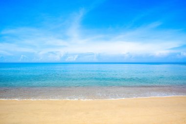 Tayland 'ın Phuket adasında kumlu bir plajı olan Hint Okyanusu' nun güzel manzarası.