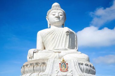 Phuket, Tayland - 6 Kasım 2023: Beyaz mermer Phuket Büyük Buda - Phuket 'in parlak mavi arka planlı Büyük Buda heykeli 