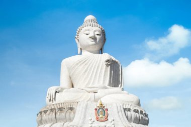 Phuket, Tayland - 6 Kasım 2023: Beyaz mermer Phuket Büyük Buda - Phuket 'in parlak mavi arka planlı Büyük Buda heykeli 