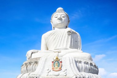 Phuket, Tayland - 6 Kasım 2023: Beyaz mermer Phuket Büyük Buda - Phuket 'in parlak mavi arka planlı Büyük Buda heykeli 