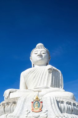 Phuket, Tayland - 6 Kasım 2023: Beyaz mermer Phuket Büyük Buda - Phuket 'in parlak mavi arka planlı Büyük Buda heykeli 