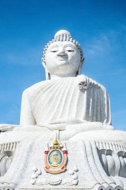 Phuket, Tayland - 6 Kasım 2023: Beyaz mermer Phuket Büyük Buda - Phuket 'in parlak mavi arka planlı Büyük Buda heykeli 