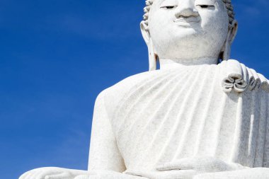 Beyaz mermer Phuket Büyük Buda - Phuket 'in parlak mavi arka planlı Büyük Buda, Phuket, Tayland 