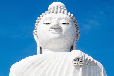 Beyaz mermer Phuket Büyük Buda - Phuket 'in parlak mavi arka planlı Büyük Buda, Phuket, Tayland 