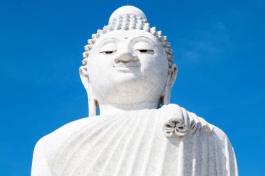 Beyaz mermer Phuket Büyük Buda - Phuket 'in parlak mavi arka planlı Büyük Buda, Phuket, Tayland 