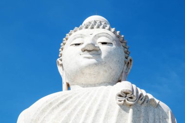 Beyaz mermer Phuket Büyük Buda - Phuket 'in parlak mavi arka planlı Büyük Buda, Phuket, Tayland 