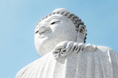 Beyaz mermer Phuket Büyük Buda - Phuket 'in parlak mavi arka planlı Büyük Buda, Phuket, Tayland 