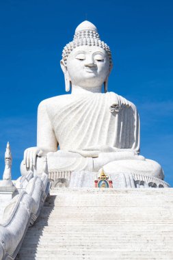Phuket, Tayland - 6 Kasım 2023: Beyaz mermer Phuket Büyük Buda - Phuket 'in parlak mavi arka planlı Büyük Buda heykeli 