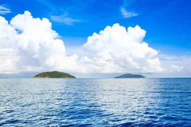 Tayland 'daki Similan Adaları' nın güzel panoramik manzarası. Cennet manzaralı, şnorkelli ve dalış noktalı en ünlü adalar. 