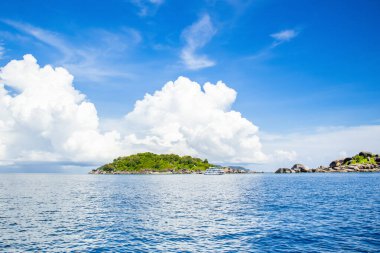 Tayland 'daki Similan Adaları' nın güzel panoramik manzarası. Cennet manzaralı, şnorkelli ve dalış noktalı en ünlü adalar. 