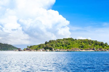 Tayland 'daki Similan Adaları' nın güzel panoramik manzarası. Cennet manzaralı, şnorkelli ve dalış noktalı en ünlü adalar. 