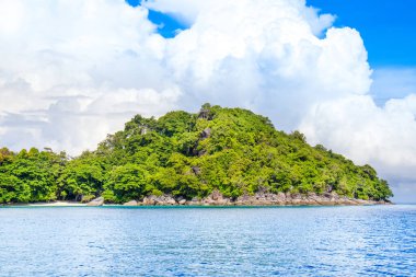 Tayland 'daki Similan Adaları' nın güzel panoramik manzarası. Cennet manzaralı, şnorkelli ve dalış noktalı en ünlü adalar. 