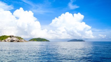 Tayland 'daki Similan Adaları' nın güzel panoramik manzarası. Cennet manzaralı, şnorkelli ve dalış noktalı en ünlü adalar. 
