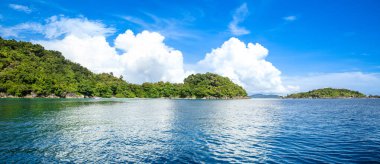 Tayland 'daki Similan Adaları' nın güzel panoramik manzarası. Cennet manzaralı, şnorkelli ve dalış noktalı en ünlü adalar. 