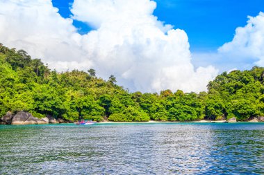 Tayland 'daki Similan Adaları' nın güzel panoramik manzarası. Cennet manzaralı, şnorkelli ve dalış noktalı en ünlü adalar. 