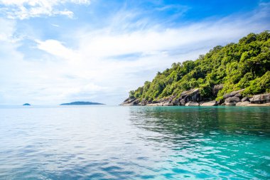 Tayland 'daki Similan Adaları' nın güzel panoramik manzarası. Cennet manzaralı, şnorkelli ve dalış noktalı en ünlü adalar. 