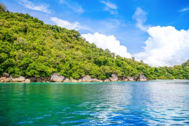 Tayland 'daki Similan Adaları' nın güzel panoramik manzarası. Cennet manzaralı, şnorkelli ve dalış noktalı en ünlü adalar. 