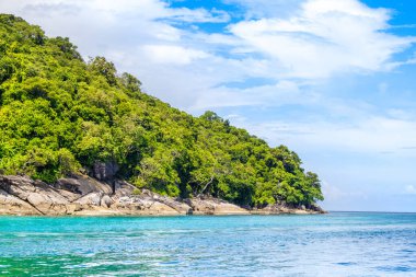 Tayland 'daki Similan Adaları' nın güzel panoramik manzarası. Cennet manzaralı, şnorkelli ve dalış noktalı en ünlü adalar. 